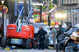 Strage New Orleans, investe folla e spara: 10 morti. Killer ucciso