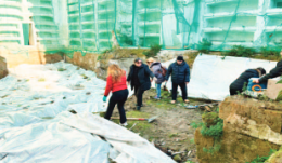 Con pale e picconi per recuperare i propri cari