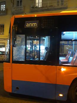 Lancio di oggetti contro un bus: finestrino distrutto