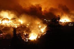 Inferno a Los Angeles per vasto incendio, 30mila persone evacuate: dichiarato stato emergenza
