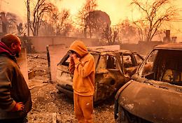 Los Angeles, incendio senza fine: 150mila persone in fuga. Scatta il coprifuoco