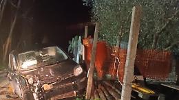 Finisce con l'auto fuori strada, muore una 20enne