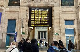 Caos treni, cancellazioni e ritardi fino a 4 ore: cosa succede
