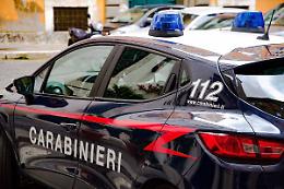 Si barrica in casa e minaccia di uccidere madre e compagna