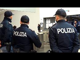 Pattuglie della Polizia nelle stazioni della metro