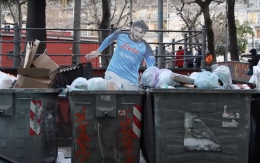 L'ira dei tifosi, nei rifiuti il cartonato di Kvara