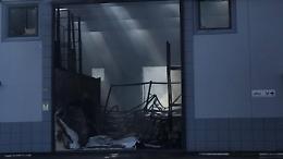 Maxi-incendio in un capannone della zona industriale, il vento alimenta le fiamme