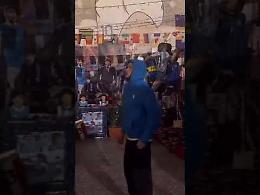Kvara saluta Napoli omaggiando il murale di Maradona
