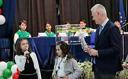 Il ministro Zangrillo tra i bambini di Caivano: «Voi siete il futuro di questa città»