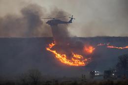 Nuovo incendio a Los Angeles, 30mila persone in fuga
