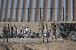 Usa, parte la stretta anti migranti: «Centinaia di arresti e deportazioni»