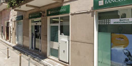 Forzano porta d'ingresso e aprono Atm di Banca Intesa