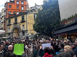 Chiaia si mobilita, artisti in piazza per salvare il cinema Metropolitan