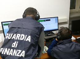 Molti concerti ma reddito zero, sequestro da oltre 220mila euro a cantante neomelodico