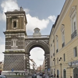 Luminarie e addobbi abusivi sull'Arco dell'Annunziata, due denunce