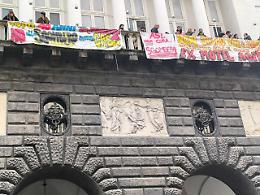Lotta per la casa, occupato balcone San Carlo a Napoli