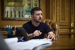 Ucraina, Zelensky contro Trump: «Ha aiutato Putin a uscire da isolamento»
