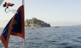 Lanciano sassi dal belvedere, tre minorenni denunciati a Procida