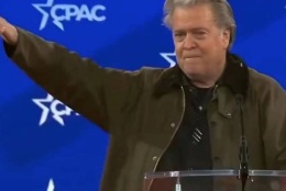 Bannon e il saluto con braccio teso, bufera su saluto romano 