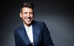 Francesco Gabbani al Vulcano Buono, firmacopie e foto con i fan
