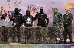 Hamas consegna i primi due ostaggi, Israele libererà 602 prigionieri
