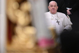 Papa Francesco, «condizioni critiche, non è fuori pericolo: stamani crisi respiratoria»