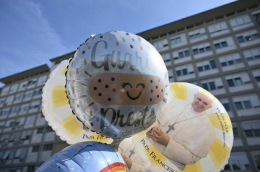 Papa Francesco, fonti vaticane: «Ossigeno ad alti flussi ieri sera e stamani»