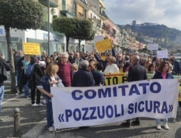 Campi Flegrei, corteo a Pozzuoli: pi&ugrave; sicurezza