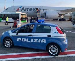 Allarme bomba sul volo New York-Nuova Delhi, atterraggio d'emergenza a Roma