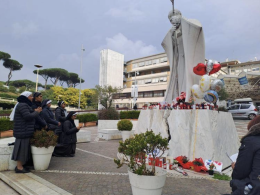 Papa Francesco «è sveglio, non ha dolori, prosegue terapie»