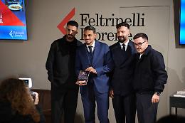 Tanti ospiti alla Feltrinelli per Giuseppe Scicchitano e "O sapore d''o mare"