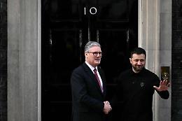 Ucraina, Zelensky a Downing Street. Starmer: «Da noi pieno sostegno a Kiev»