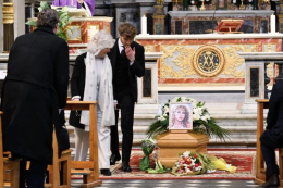 Eleonora Giorgi, i funerali tra applausi e lacrime. Bara in chiesa su note dei Pink Floyd
