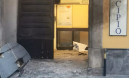 Ordigno esplode davanti al municipio