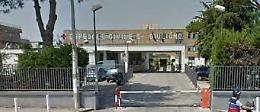 Visita poco "approfondita", torna in ospedale e picchia infermiere 