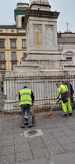 Ripulita la statua di Dante