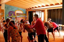 Yoga Demenziale, a scuola di leggerezza