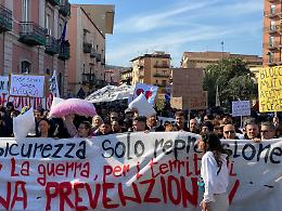 Salvini e la Lega a Città della Scienza, Bagnoli in piazza con i cuscini