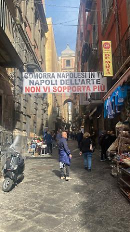 Striscione a San Gregorio Armeno: «Napoli non sopporta più Gomorra»