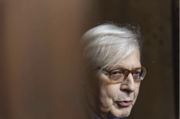 Vittorio Sgarbi ricoverato al Gemelli, l’amico Veneziani: «Depressione alleata della malattia»