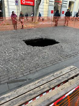 Si apre una voragine in via Scarlatti, rubinetti a secco