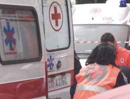 Ventenne accoltellata e uccisa in strada, caccia all'aggressore