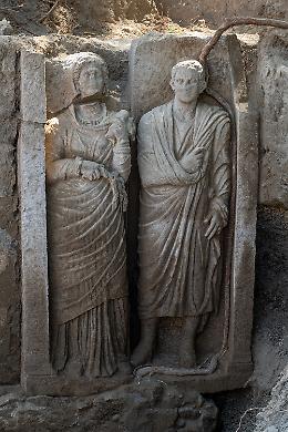 Rilievo funebre riaffiora dalla necropoli