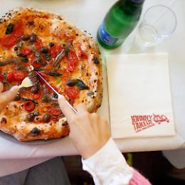 “Johnny Take Uè”, nuova apertura a Napoli: la pizza su apecar arriva a via Jannelli