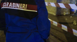 Uccide il padre a coltellate per difendere la mamma: arrestato 19enne