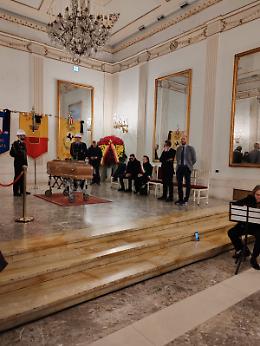 De Simone, aperta la camera ardente al San Carlo