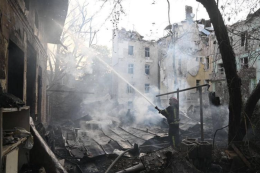 Ucraina, tregua si allontana. Trump: «I russi bombardano come pazzi»
