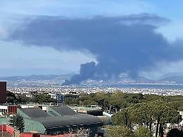 Incendio nell'area industriale di Caivano, i sindaci: «Non uscite di casa»