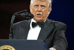 Trump senza freni: tutti mi chiamano per baciarmi il sedere