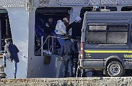 Migranti con fascette ai polsi, Piantedosi: pratica normale